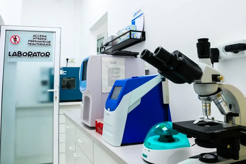 Aparatura din laboratorul clinicii: analizoare și microscop